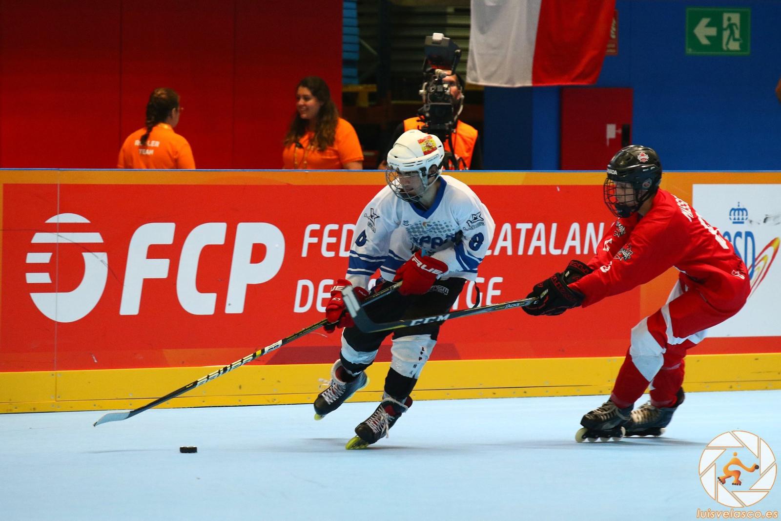 Nicolás García Edo jugando al hockey línea con la selección española